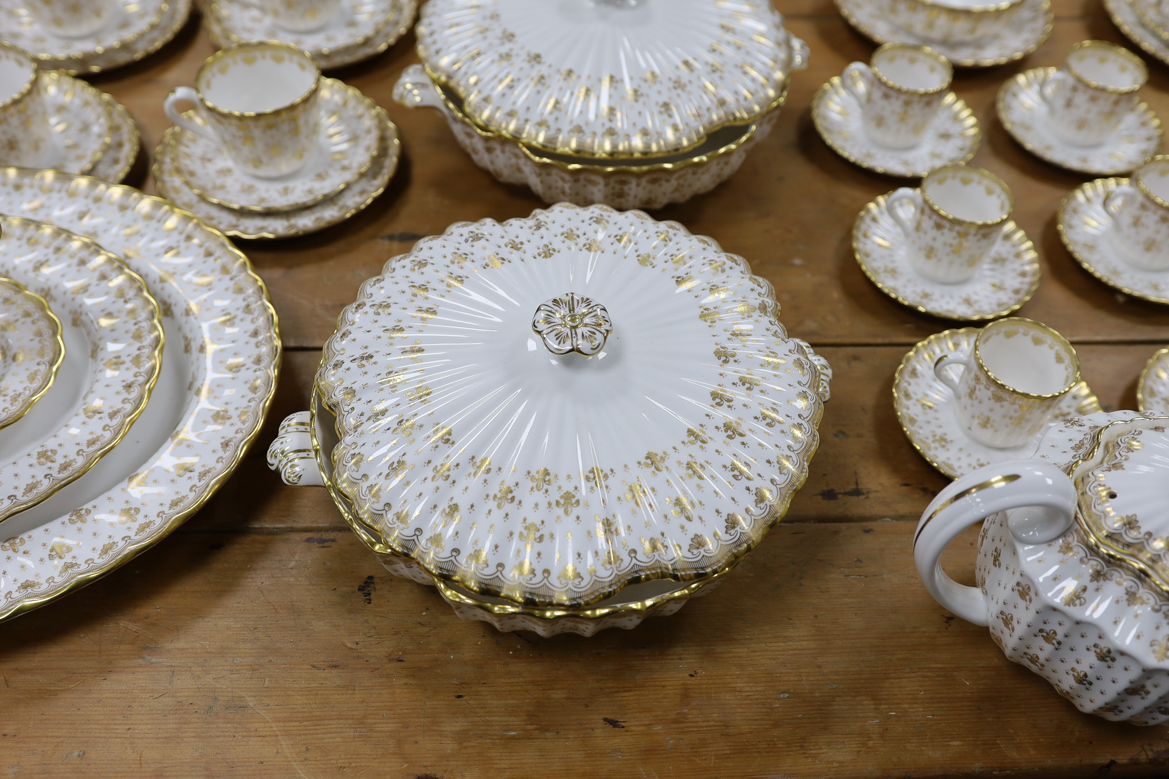A Spode fleur de lys pattern dinner and tea service